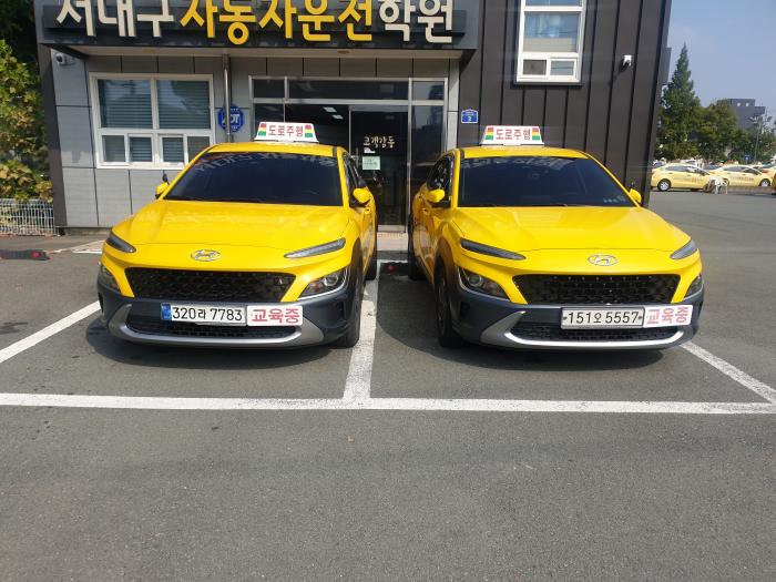 서대구 운전면허학원 교육생이 강사의 지도를 받으며 T자 코스를 연습하고 있다