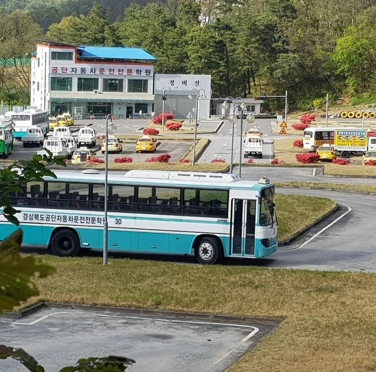 공단 운전면허학원의 도로주행 교육 차량