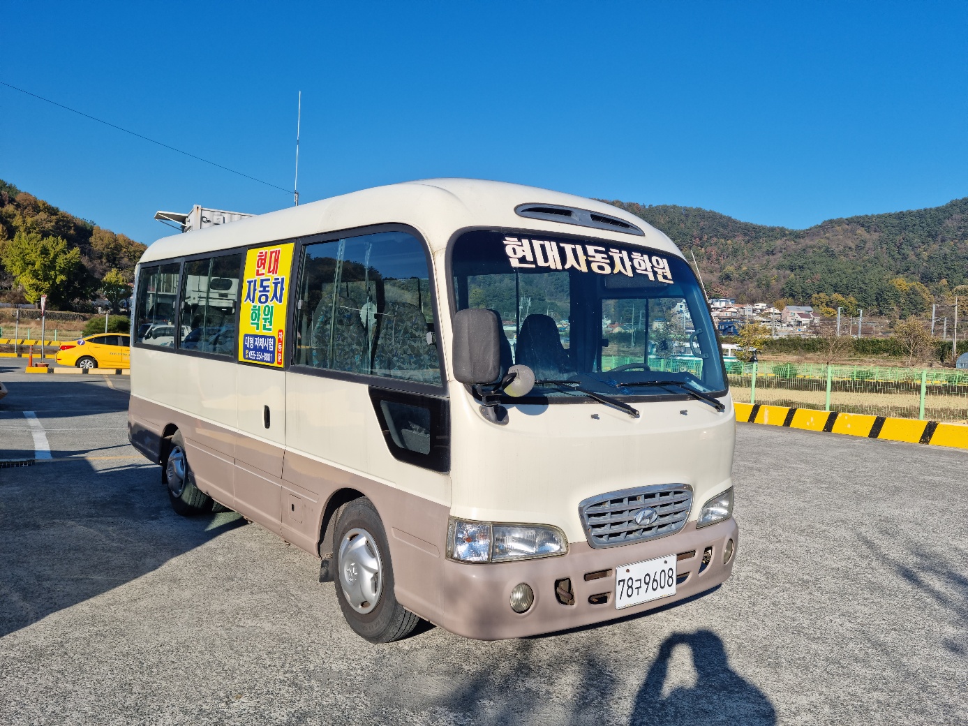 깨끗하게 관리된 운전면허학원의 노란색 교육 차량들