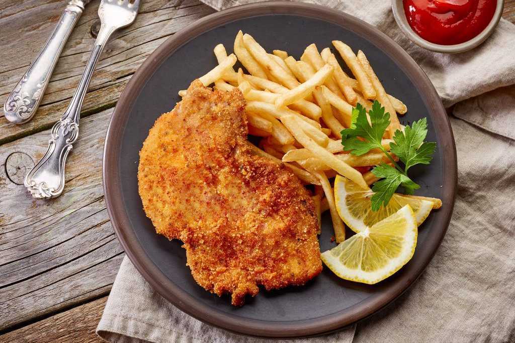 Hühnerschnitzel + Pommes (A, C)