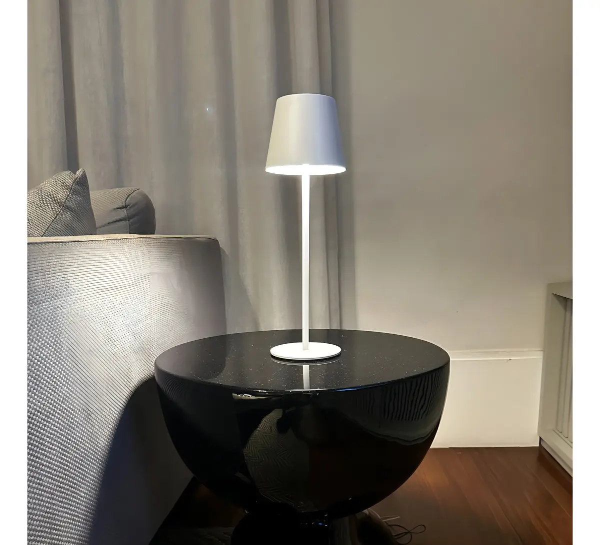 Luminária Abajur Mesa Led Gaya Dimerizável Sem Fio Recarregável Cor Branco