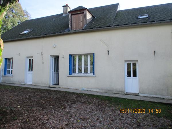 Secteur calme et agréable pour cette maison de campagne de 4 pièces principales avec jardin d'agrément et grange à usage de garage,
