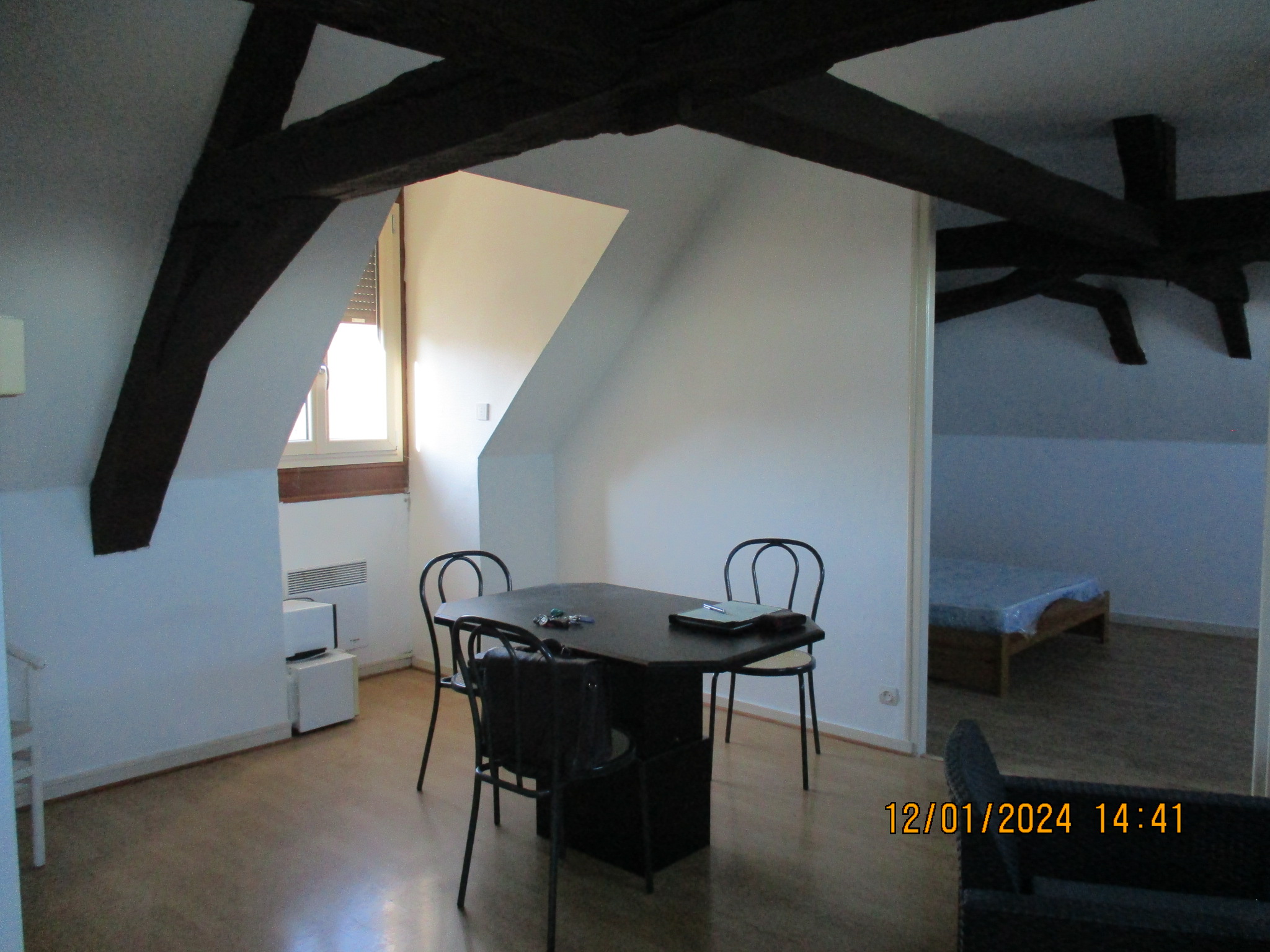Situation privilégiée pour cet appartement très agréable au deuxième et dernier étage d'une résidence calme avec les commerces tout à côté. Cet appartement est loué vide.