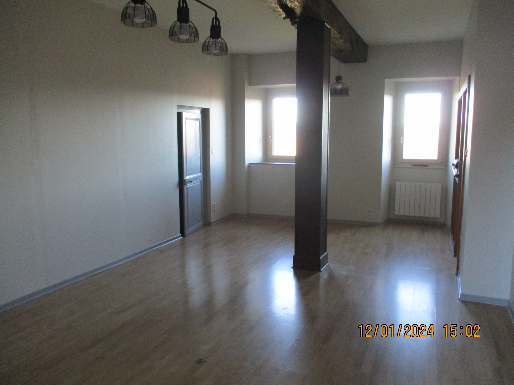 Tout près des commerces, cet appartement de trois pièces principales est au rez-de-chaussée d'un immeuble bien habité, très belle vue sur l'arrière. A visiter rapidement !
