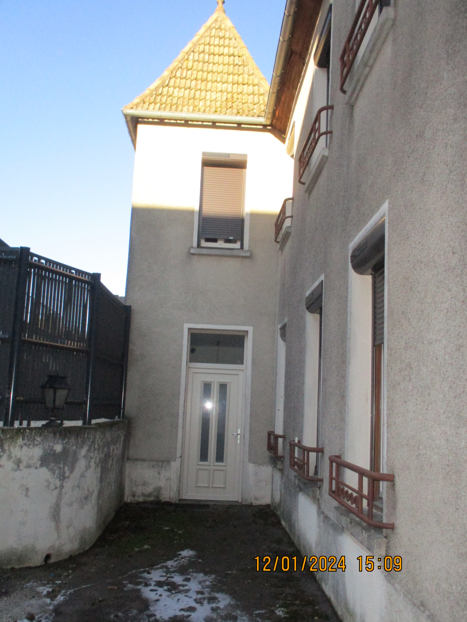 Situation idéale pour ce petit logement, près de tout, mais au calme !
