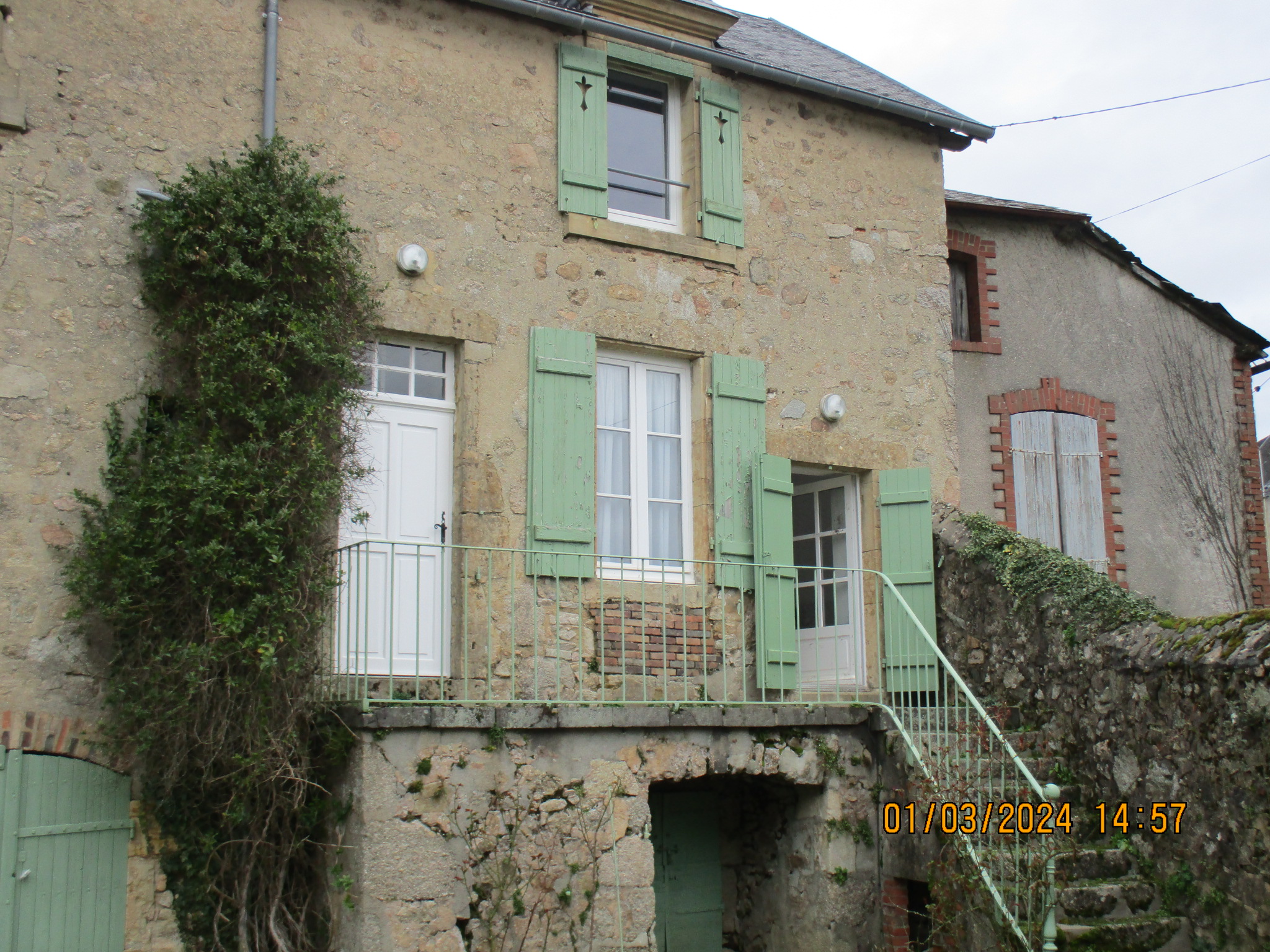En centre village, toutes commodités accessibles à pied, pour cet appartement très cossu, situé au rez-de-chaussée.