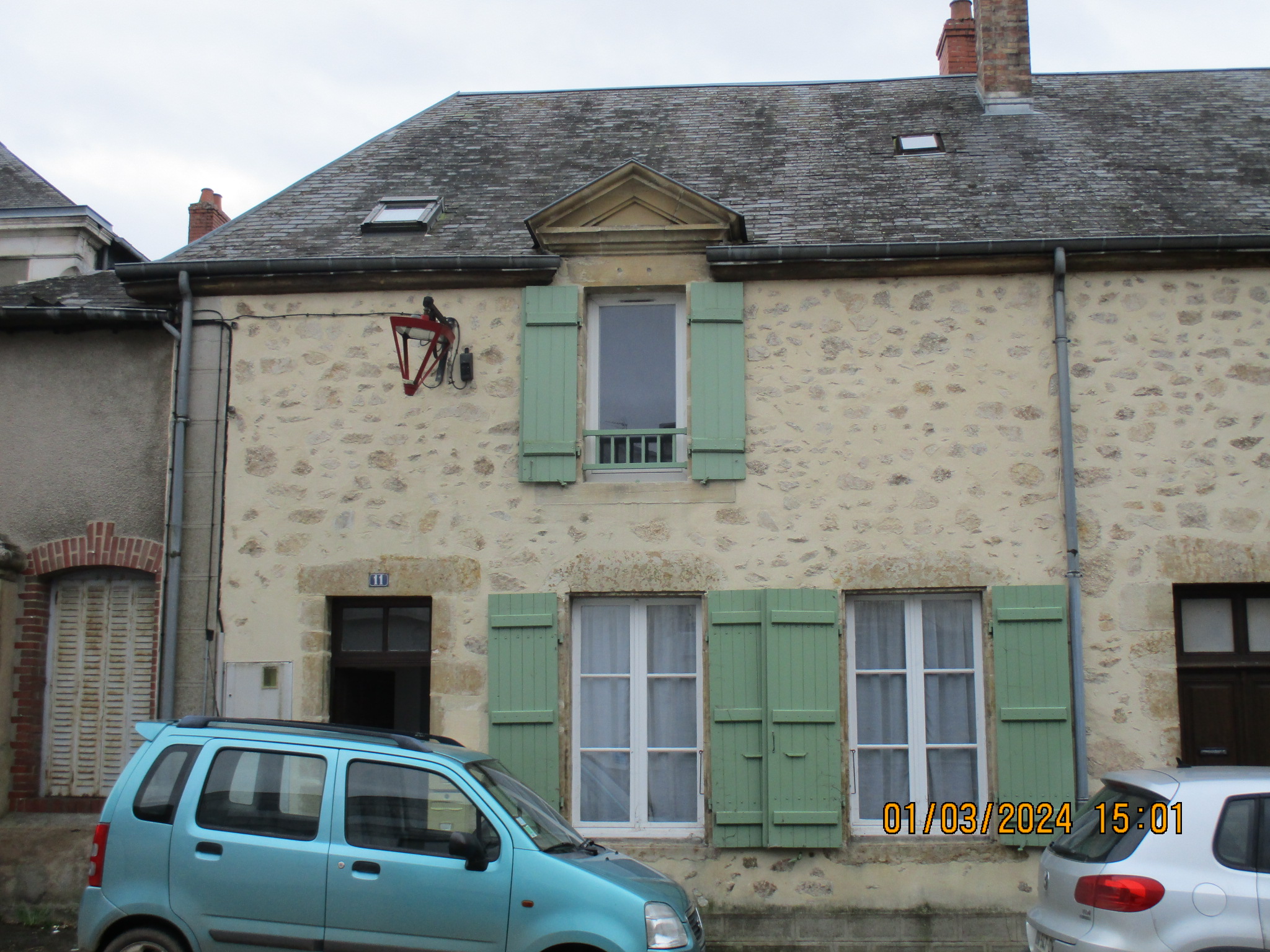Au centre village de Château-Chinon, avec toutes les commodités accessibles à pied, Appartement de 3 pièces principales, situé au premier étage, pour une superficie de 67,95m²