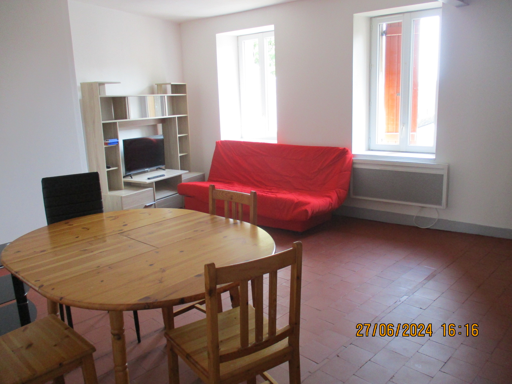 Plein centre village, toutes commodités à pied, pour cet appartement de 82m², offrant trois pièces principales. Ce bien est loué non meublé.