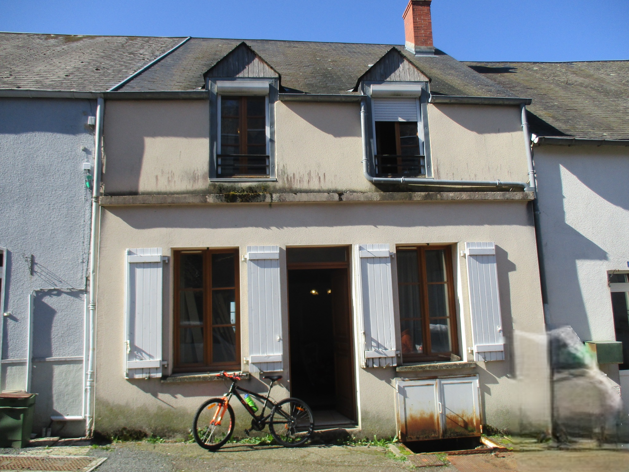 Chateau-Chinon, capitale du Morvan, maison de ville de 4 pièces principales avec jardinet d'agrément,