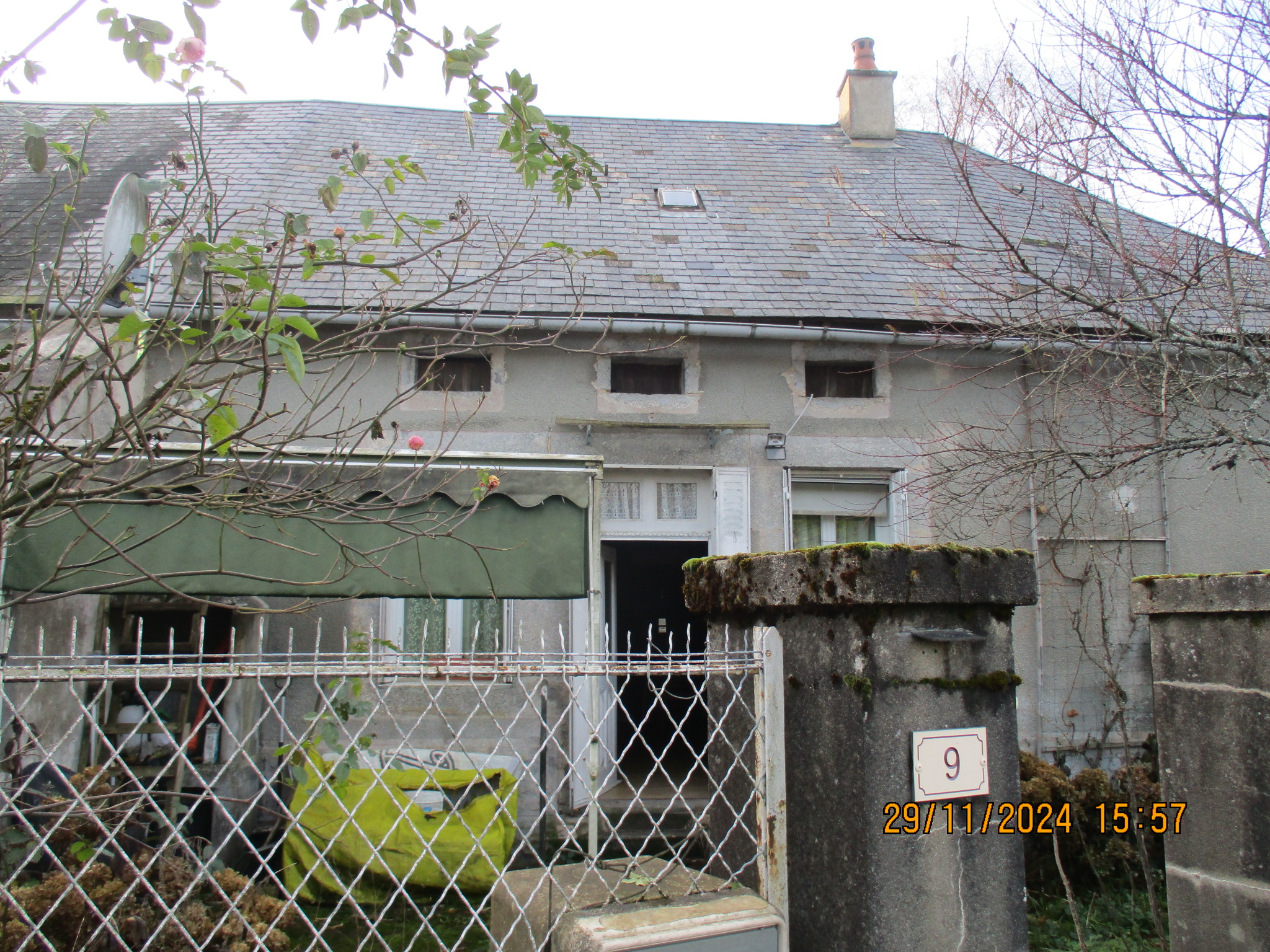 Proche d'Anost, en campagne, petite maison ancienne de trois pièces principales avec jardin d'agrément avant et arrière. Idéale pour une résidence secondaire dans le Morvan !