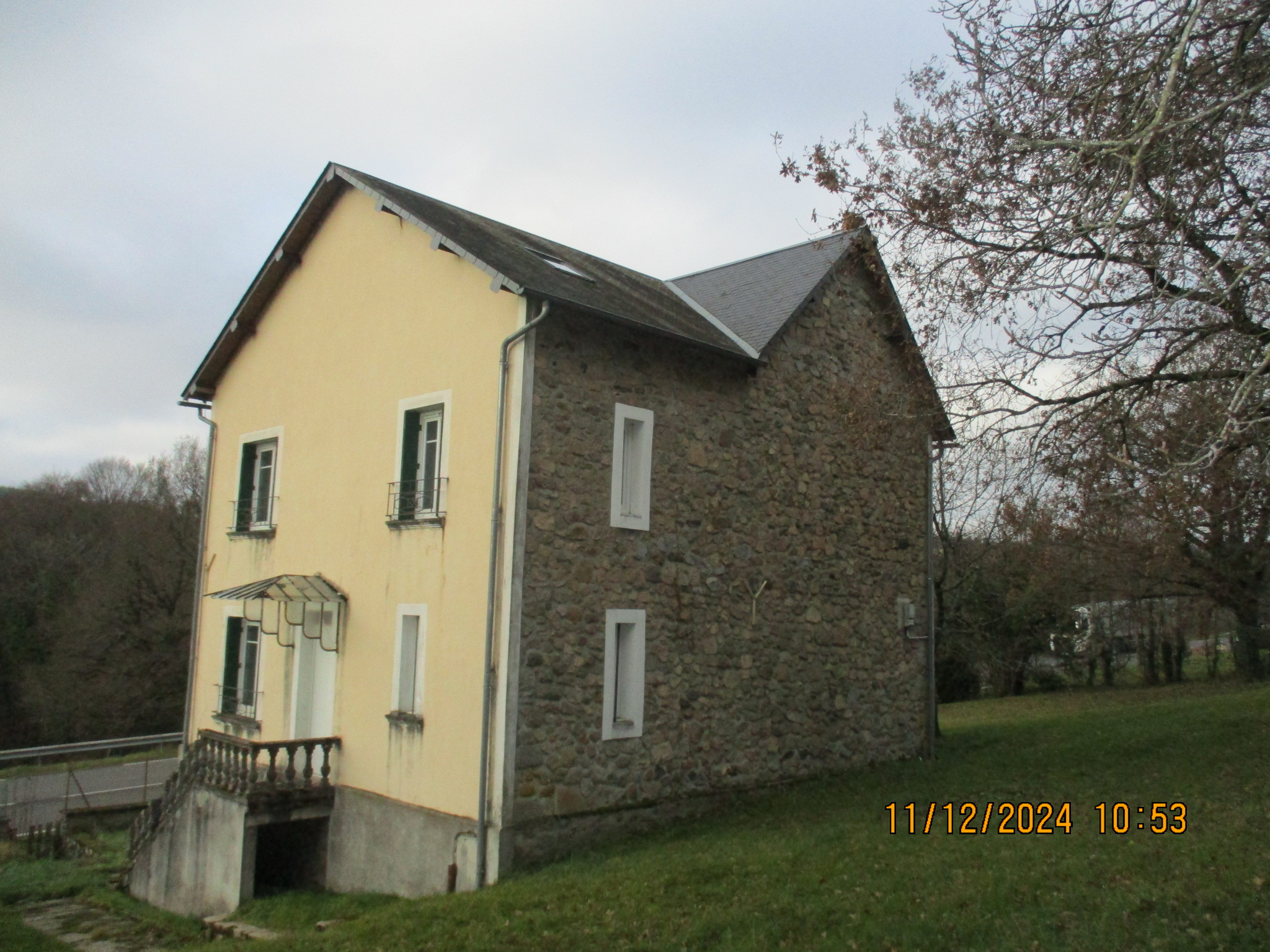 Tout près de Château-Chinon et a proximité immédiate d'un supermarché, maison en pierres quasi rénovée avec grand garage et joli jardin d'agrément. Une grande maison vous attend !