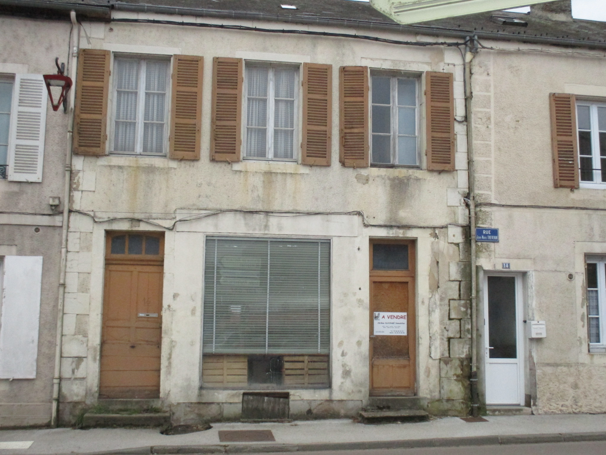 Petit Immeuble à restaurer au centre de Château-Chinon, idéal pour transformation en maison de ville ou pour une activité professionnelle avec logement au dessus (ancien commerce de 40m² avec arrière boutique) et jardinet sur l'arrière,