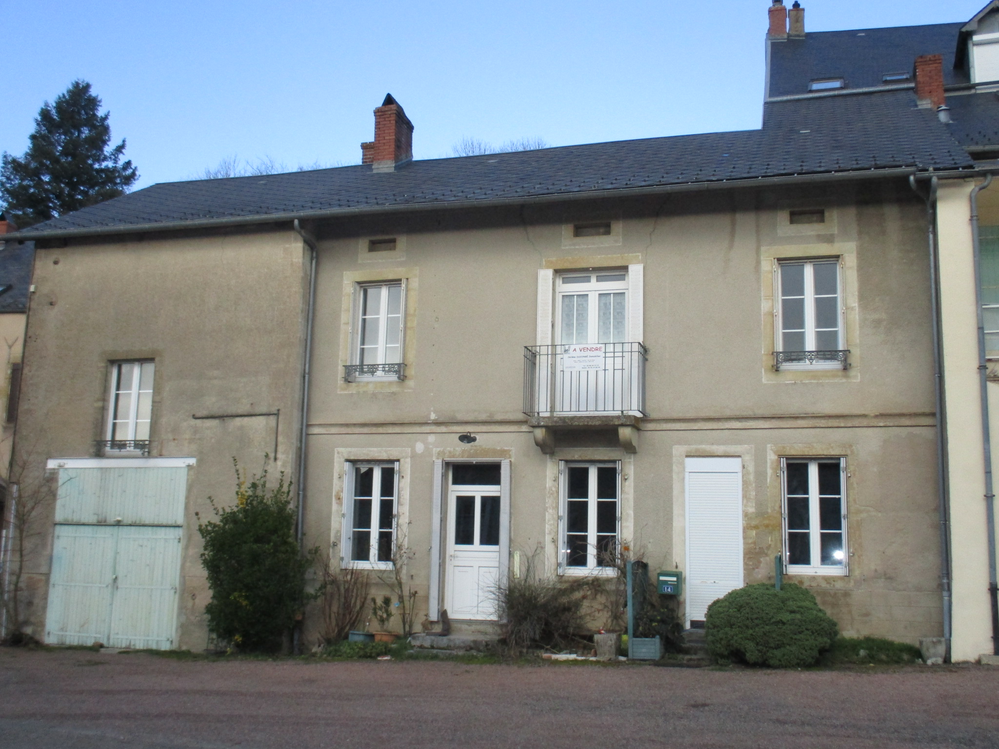 Commune du Morvan entre Autun et Château-Chinon, Nièvre, Bourgogne, maison bourgeoise 6 pièces principales pour 177m² environ, garage, jardinet et jardin non attenant,