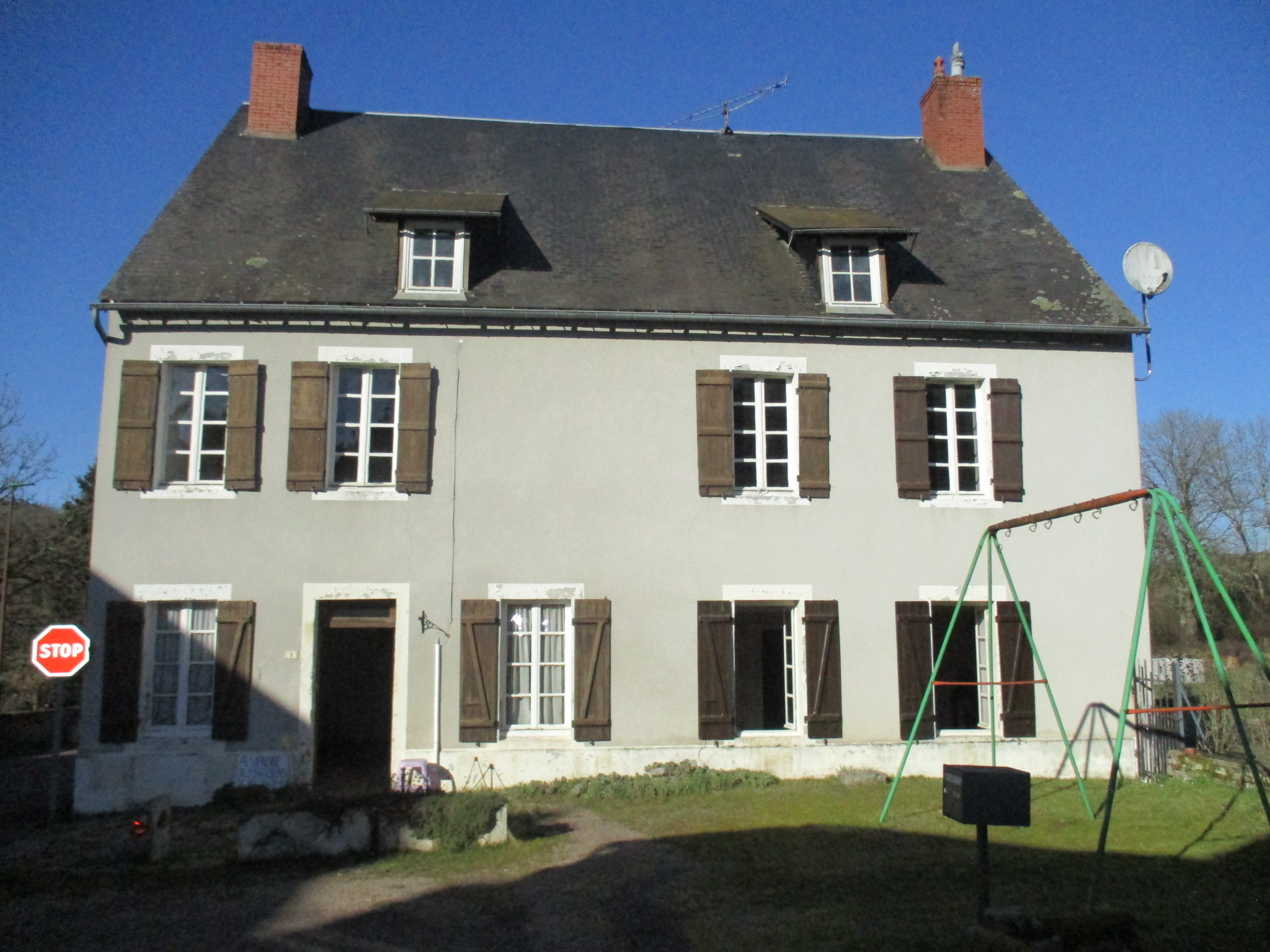 Montreuillon, entre Corbigny et Château-Chinon, maison bourgeoise de 8 pièces principales pour une superficie générale de 248m² environ avec grand garage et jardin d'agrément de 1282m² de superficie cadastrale,
