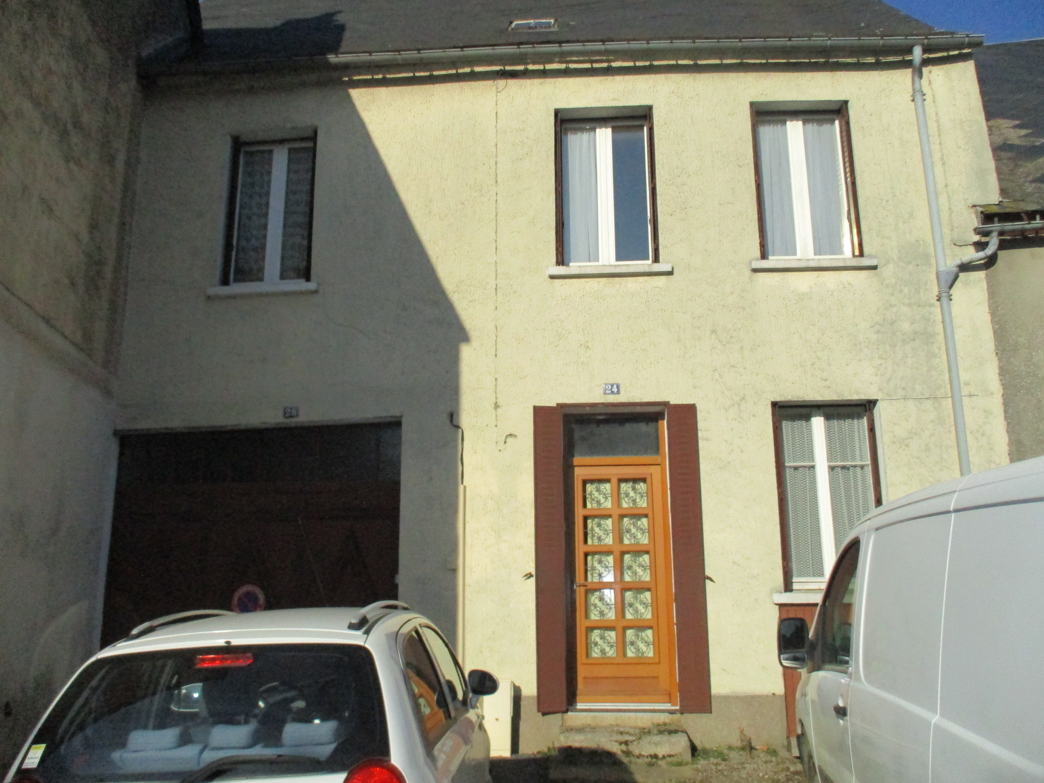 Centre de Château-Chinon, capitale du Morvan, Nièvre, Bourgogne, maison de Ville de 3 pièces principales avec studio plus indépendant, garage, cour intérieure, jardinet d'agrément.
