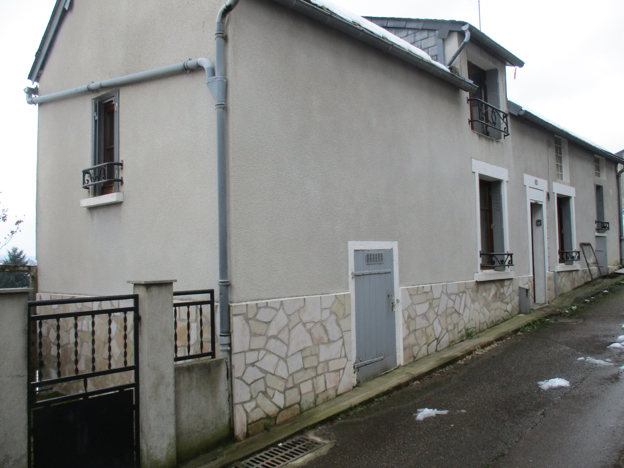 Château-Chinon, capitale du Morvan, 58, Nièvre, Bourgogne, maison de village de 4 pièces principales pour environ 62m² de superficie avec petite courette sur le côté,