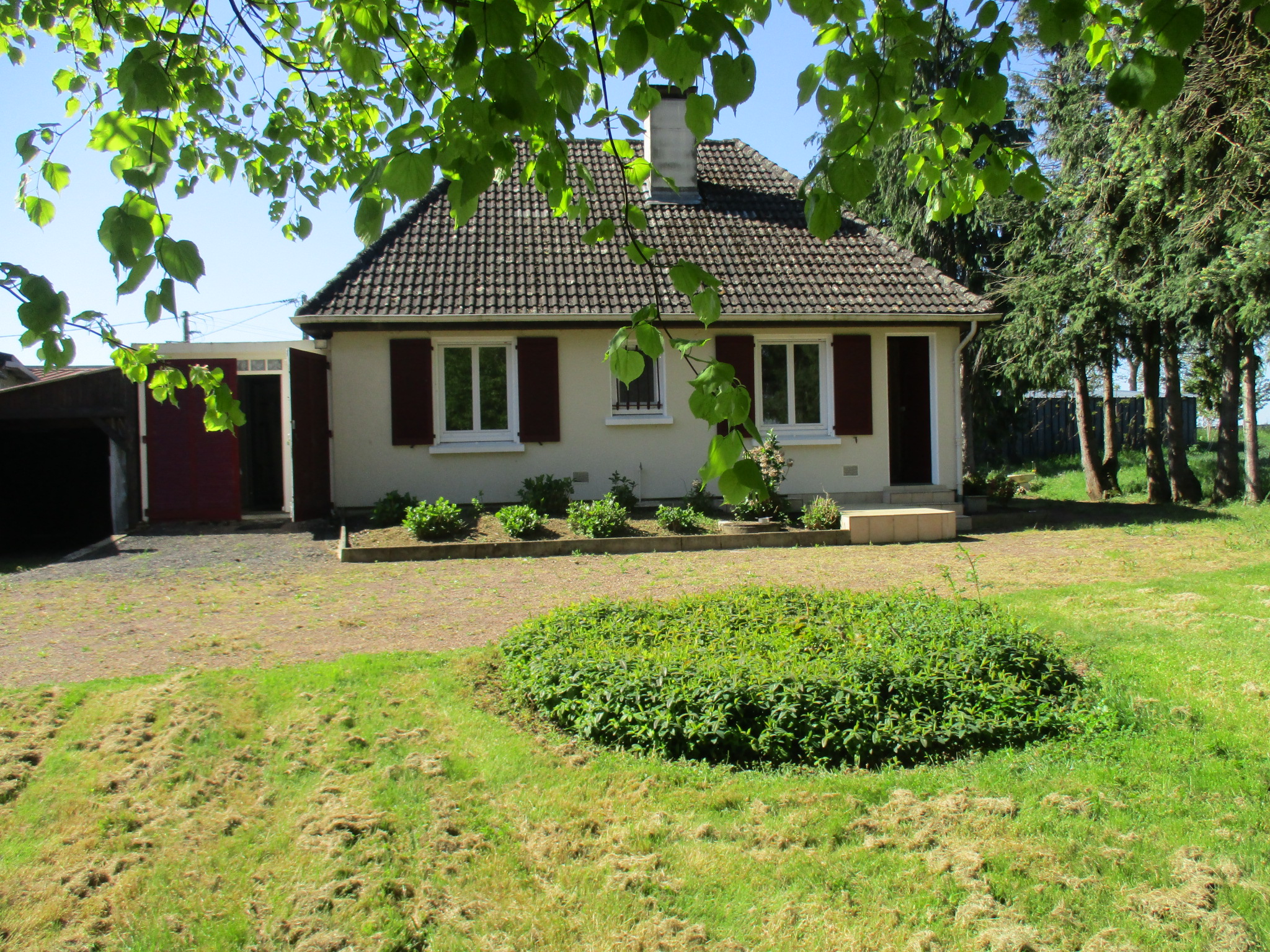 Dans le Bazois, pavillon de 4 pièces principales pour environ 128m² de superficie générale, avec grand garage et jardin d'agrément.