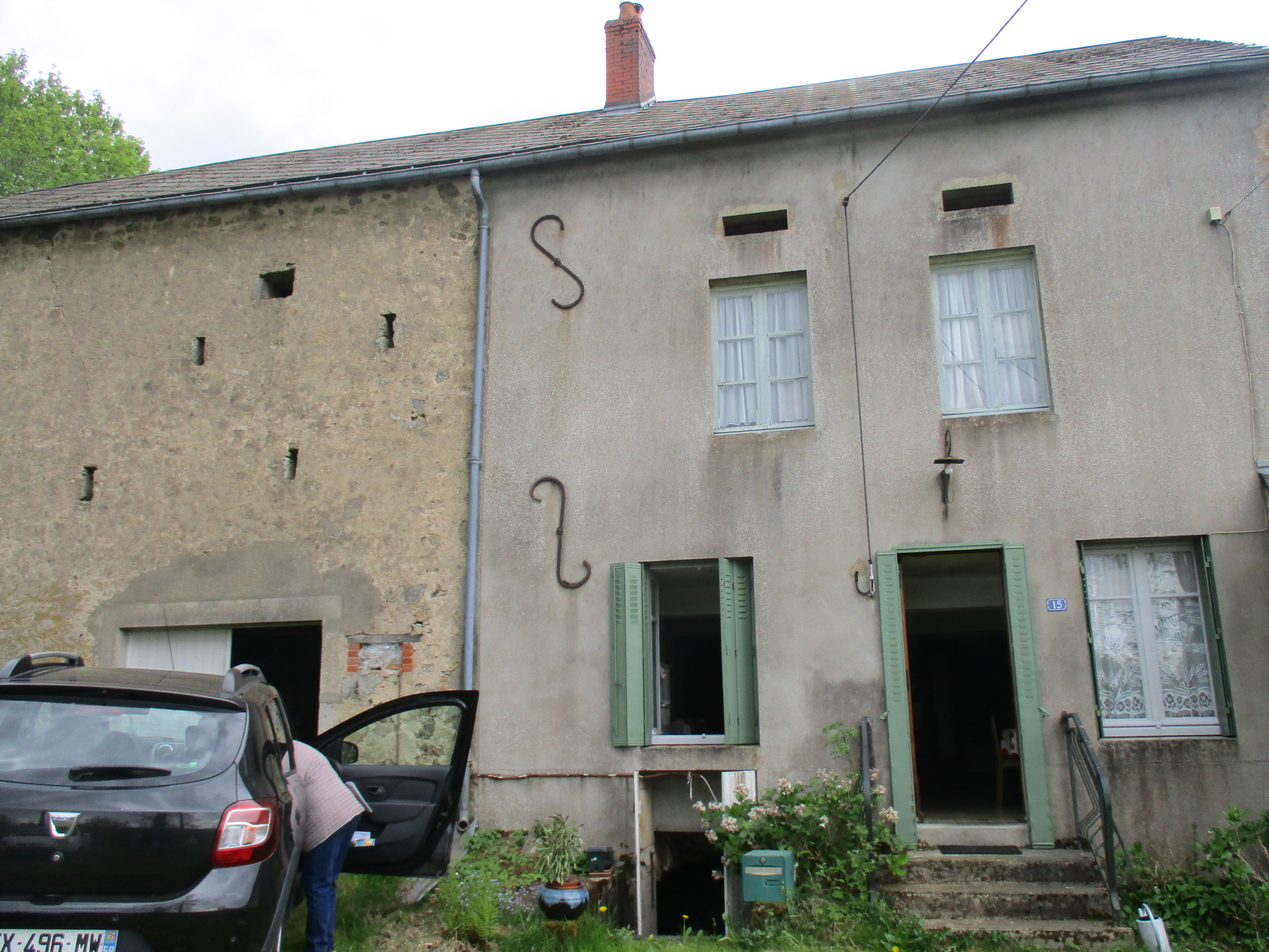 Coeur du Morvan, en campagne, calme total, 10 km Château-Chinon (58 – Nièvre - Bourgogne) - Maison rurale de 5 pièces principales avec deux granges et jardin d'agrément,