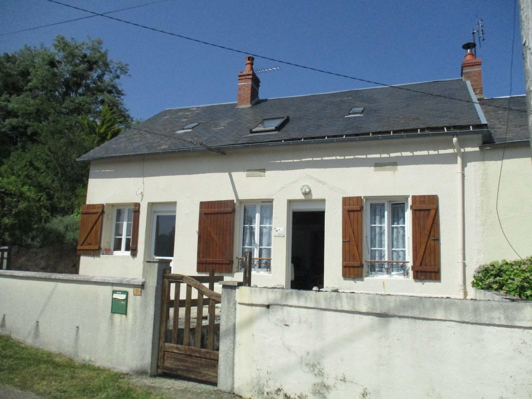 Très près de Château-Chinon, capitale du Morvan, secteur très calme avec jolie vue pour cette maison de hameau de 5 pièces principales avec cave, terrasse et jardin d'agrément,