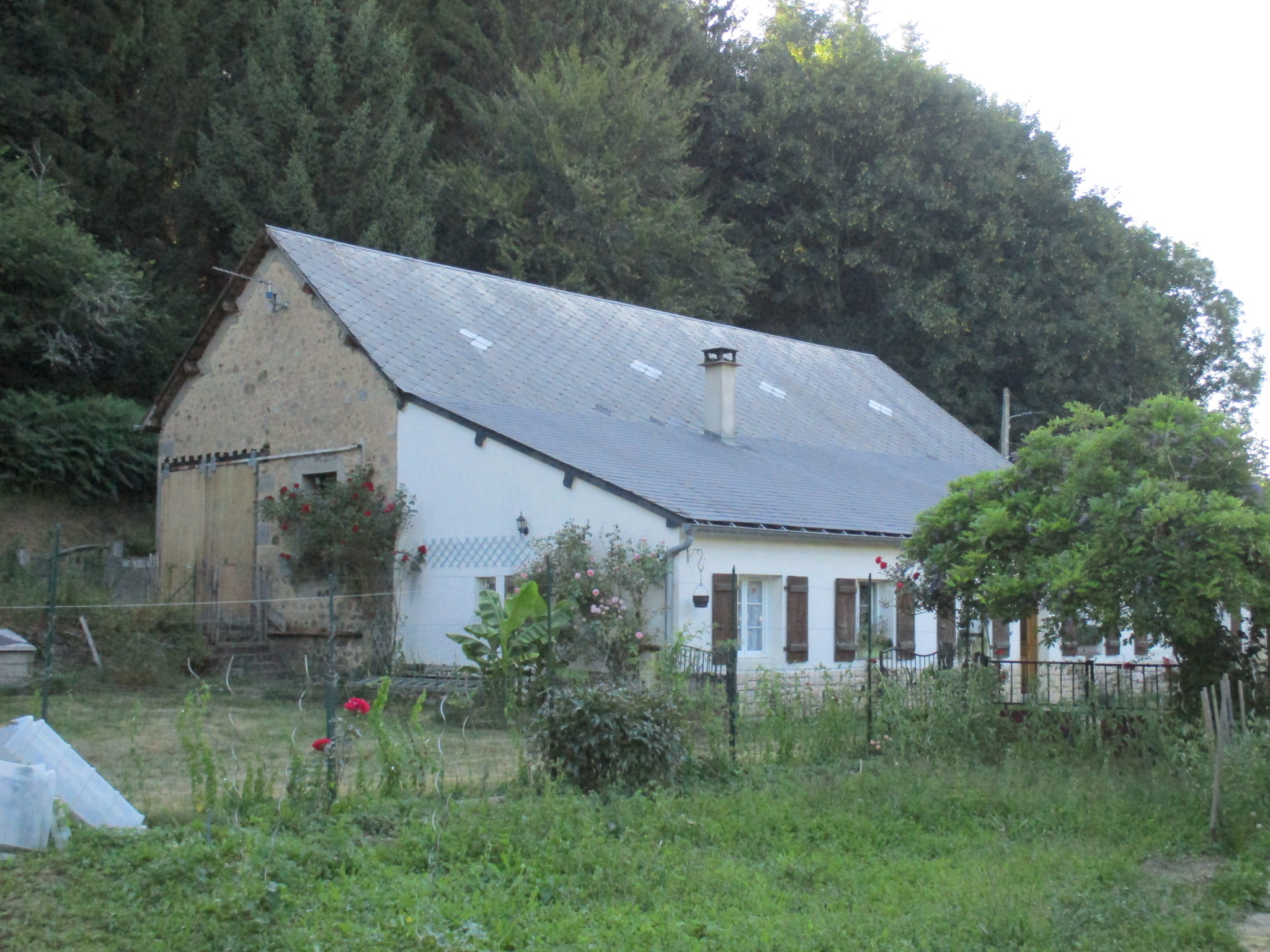 Au coeur du Morvan, quelques minutes de Château-Chinon, calme absolu pour cette maison de campagne, probablement ancien moulin, sur 1 hectare de parc d'agrément, sans aucune nuisance !