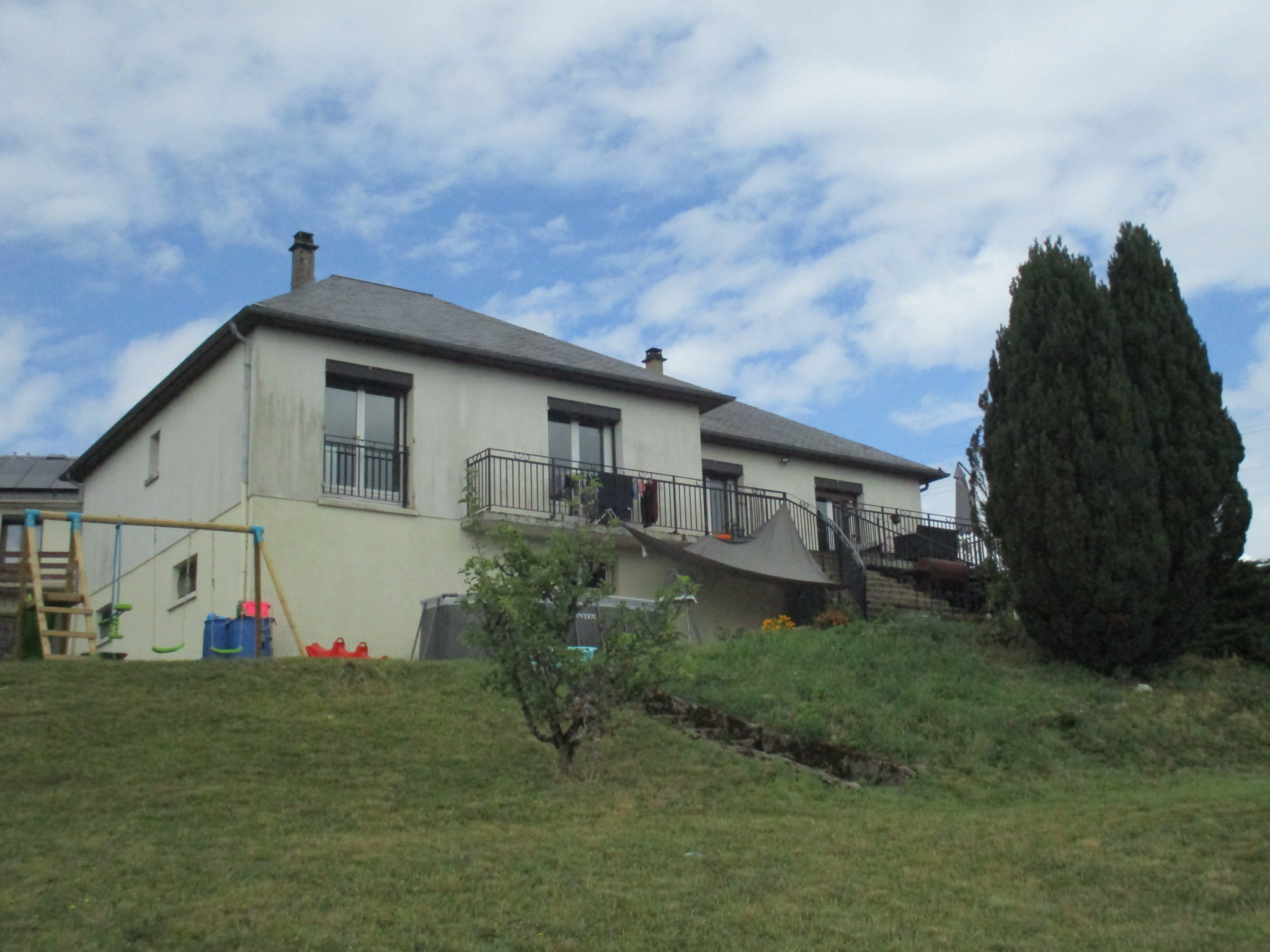 Quartier très calme et résidentiel de la capitale Morvandelle, Parc Naturel Régional du Morvan (Château-Chinon, Nièvre, Bourgogne), Villa de pièces principales pour 114m² avec sous sol total et une très belle vue sur les monts du Morvan 