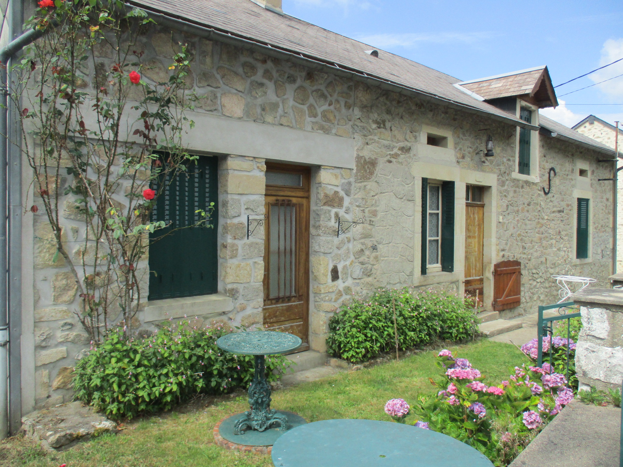 Parc régional du Morvan, à côté de Château-Chinon pour les commodités, très belle maison de caractère de 207m² avec garage, jardinet (où l'on trouve un lavoir !) et second jardinet non attenant ! Maison originale et atypique avec une belle vue,