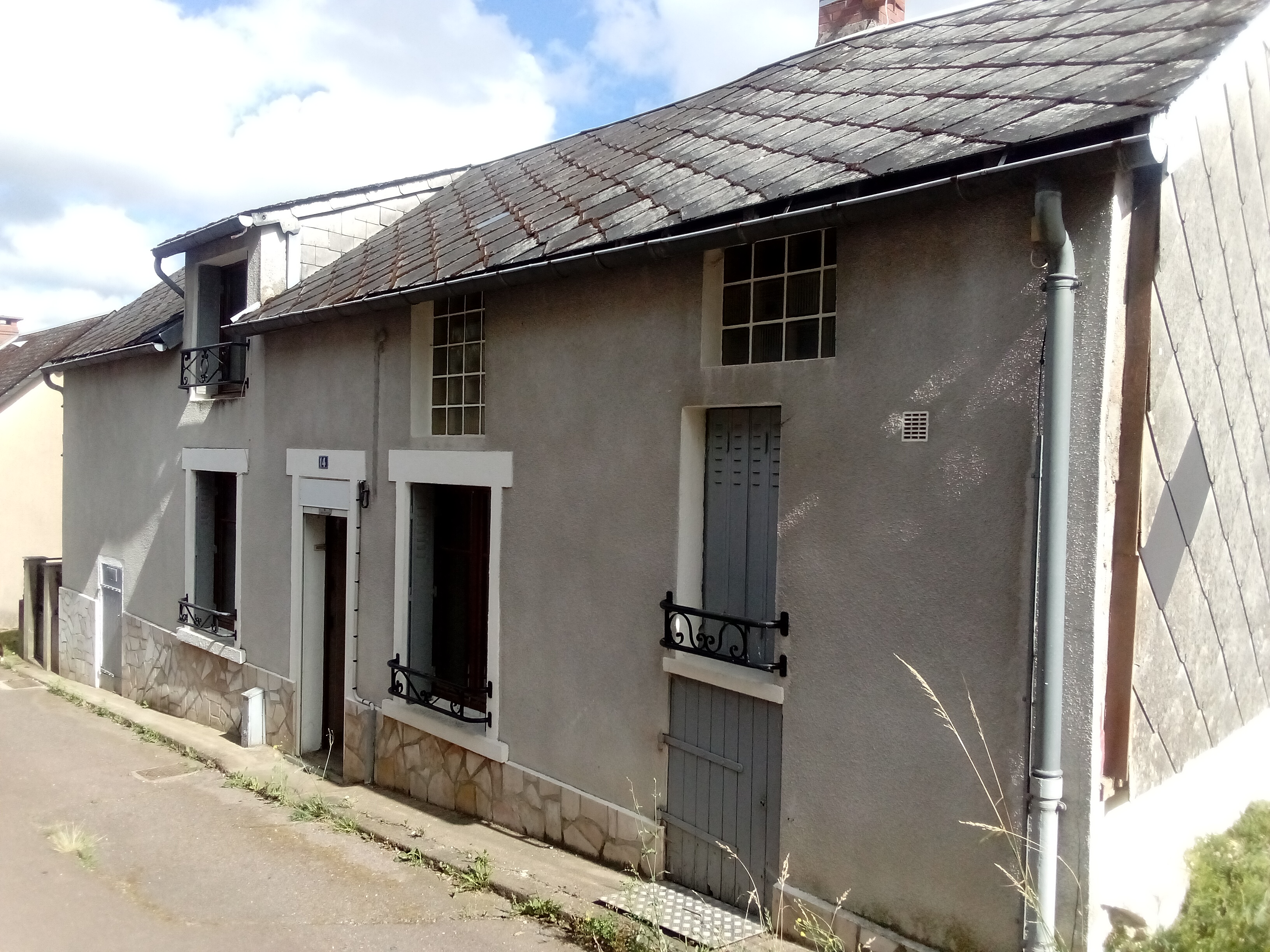Château-Chinon, capitale du Morvan, 58, Nièvre, Bourgogne, maison de village de 4 pièces principales pour environ 62m² de superficie avec petite courette sur le côté,