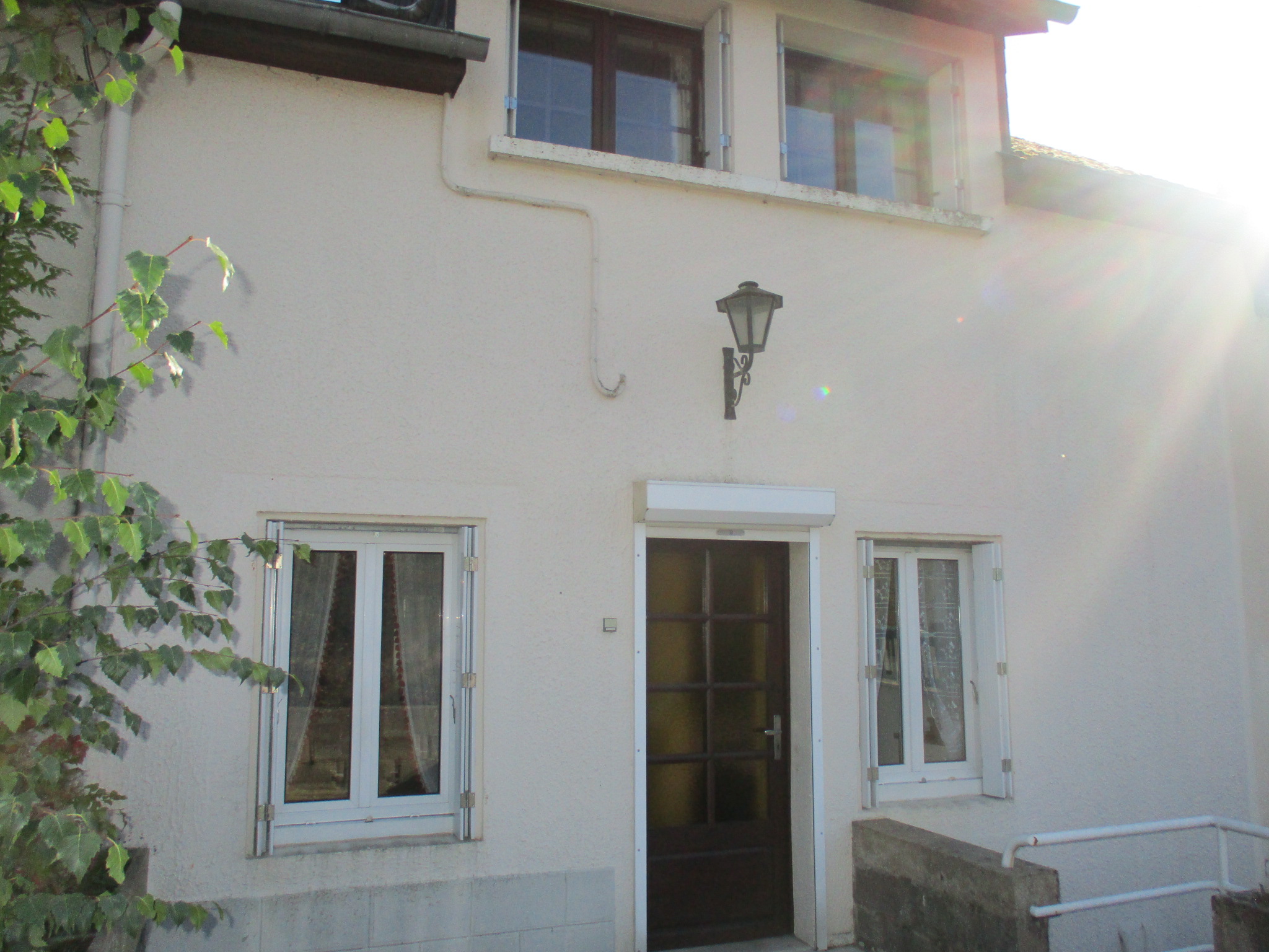 Situation près des commodités pour cette maison de 4 pièces principales pour 91m² environ avec terrasse, garage et jardin sur l'arrière.