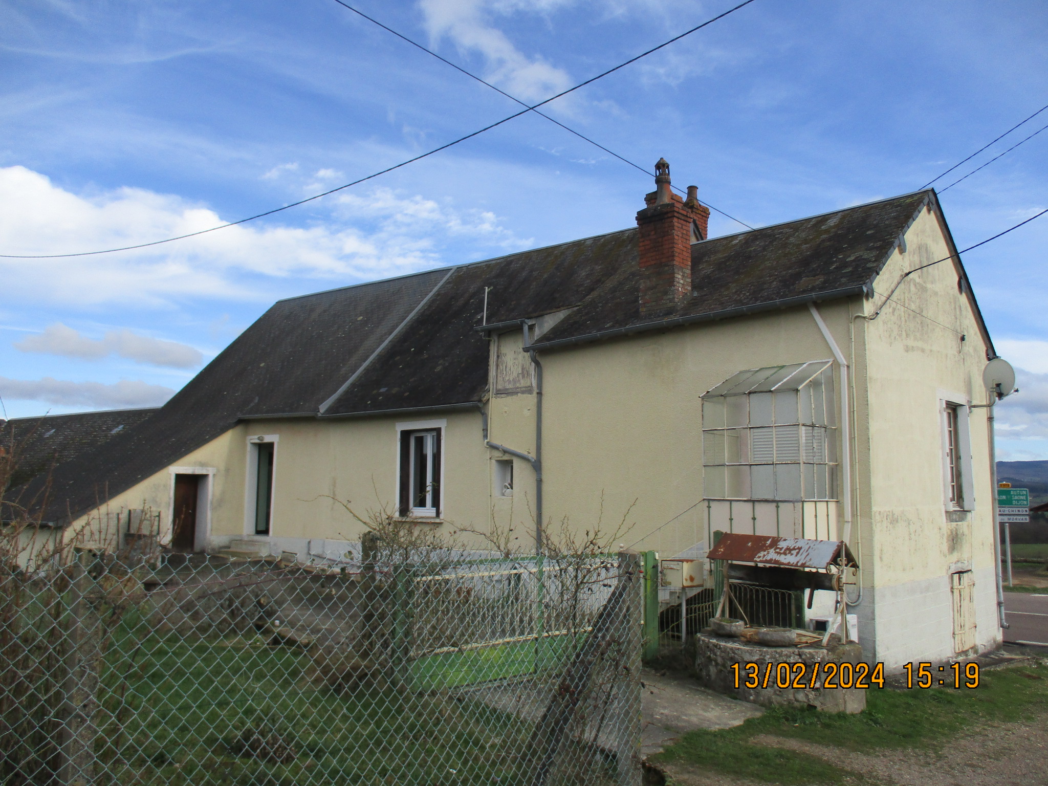 A 8 kilomètres de Château-Chinon, Maison de village ancienne en pierre, de 5 pièces principales avec jardin sur l'arrière et grand garage.