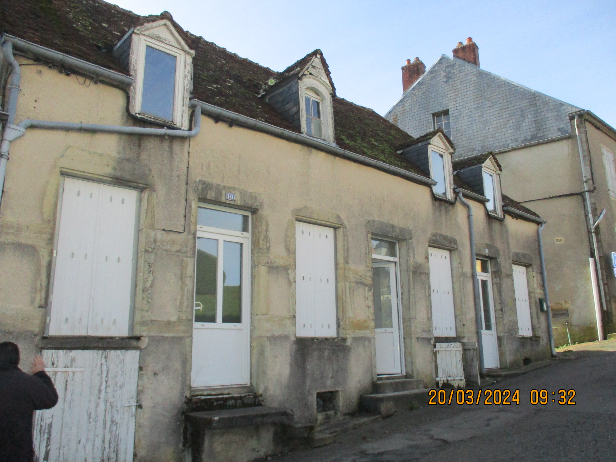 Au centre de Château-Chinon, capitale du Morvan, Nièvre, Bourgogne, maison de village de 2 pièces principales pour 49m² avec comble exploitable de la même superficie.