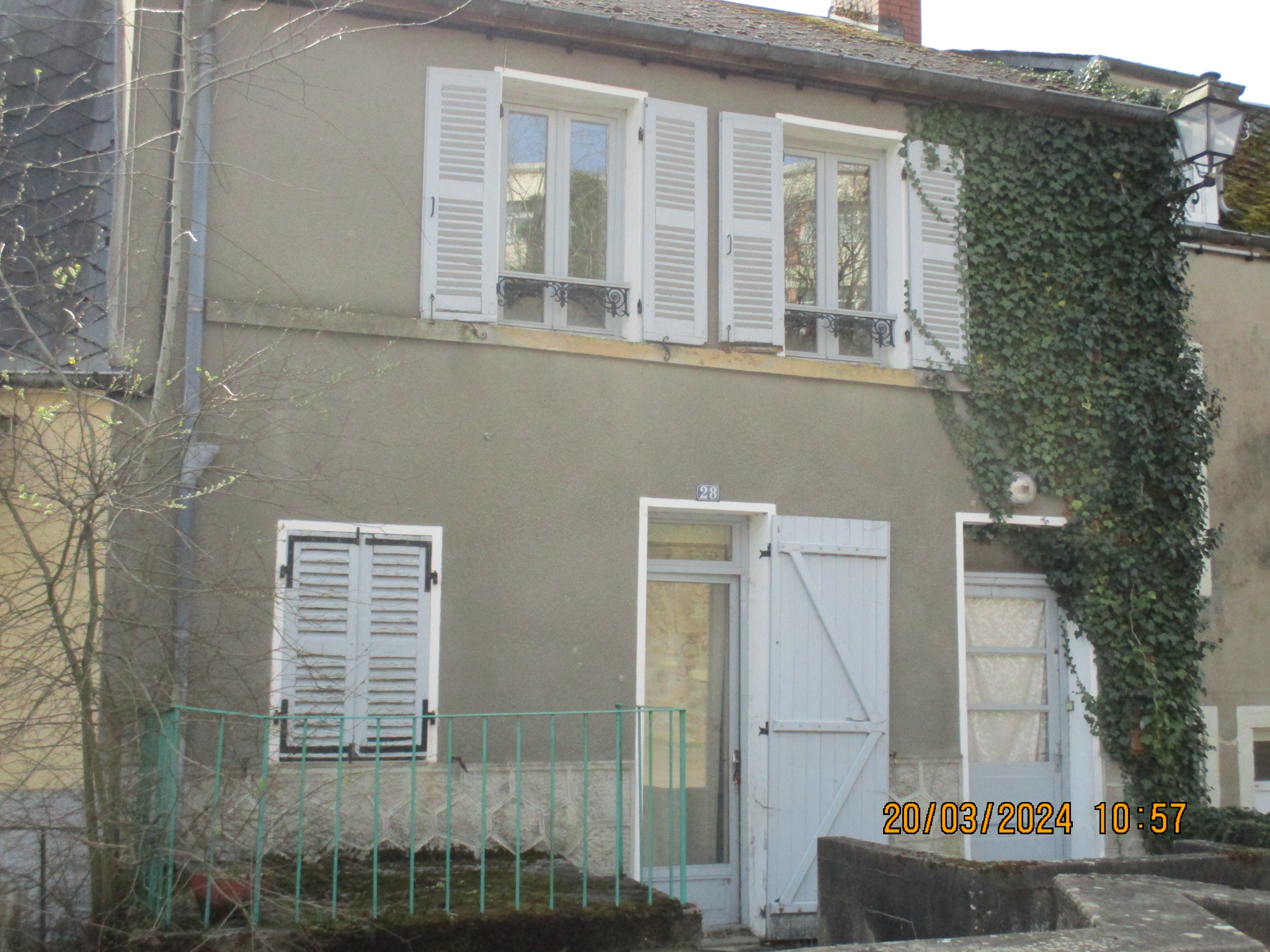 Centre Château-Chinon et au calme, jolie maison avec terrasse couverte et jardinet, offrant 3 pièces principales pour 62m² environ, avec terrasse couverte et jardinet.