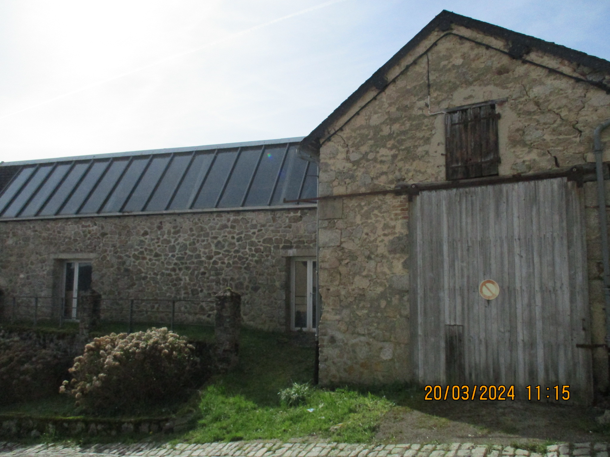Au centre de Château-Chinon, ancien lavoir à réhabiliter, idéal pour la création d'un loft avec garage et jardin. CE BIEN EST ACTUELLEMENT SOUS OFFRE D'ACHAT