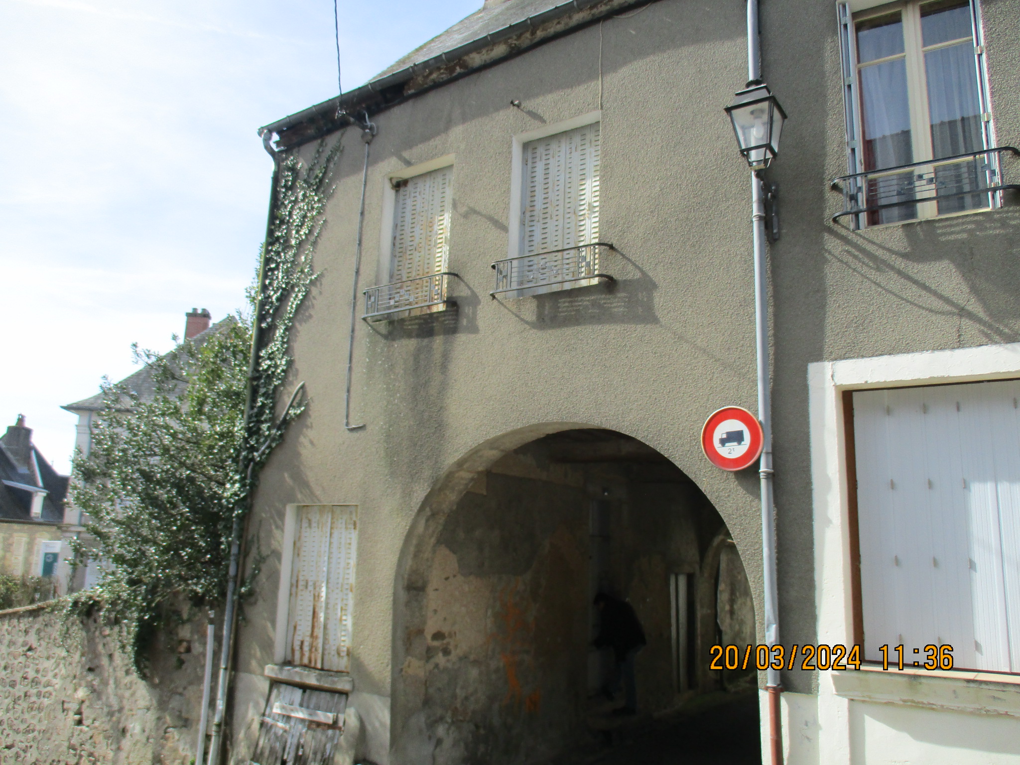 Centre de Château-Chinon, capitale Morvandelle, Nièvre, Bourgogne, maison historique à restaurer, offrant 40m² environ avec un comble exploitable de la même superficie. 
