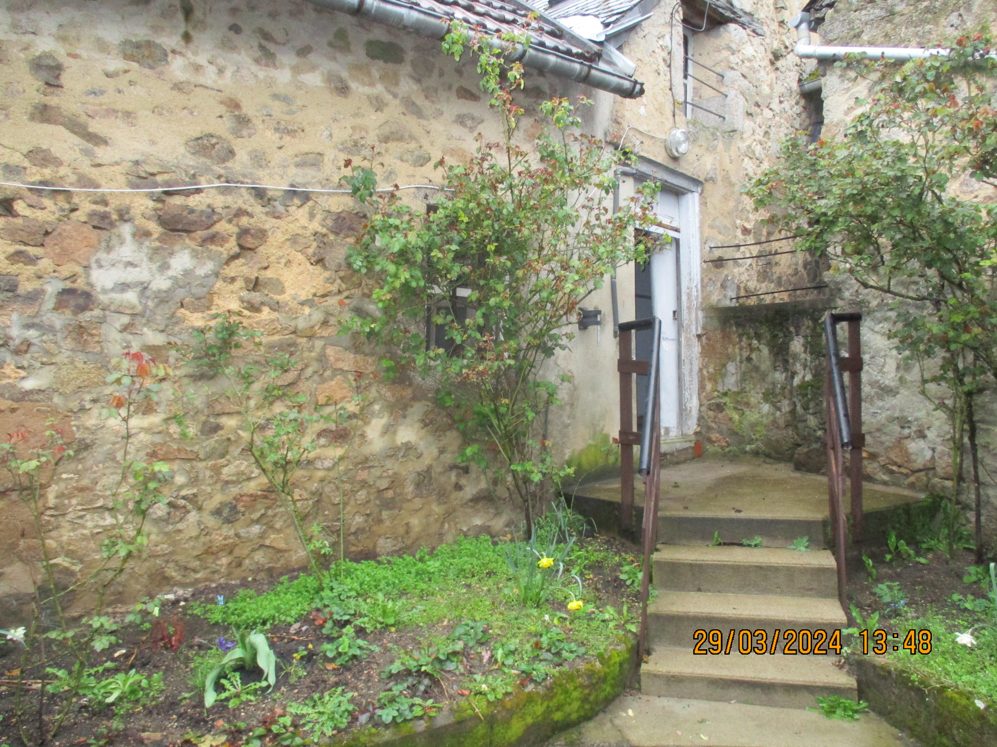 Centre de Château-Chinon, capitale du Morvan, Nièvre, Bourgogne, maison de ville de 4 pièces principales avec une très belle cour protégée sur l'arrière,