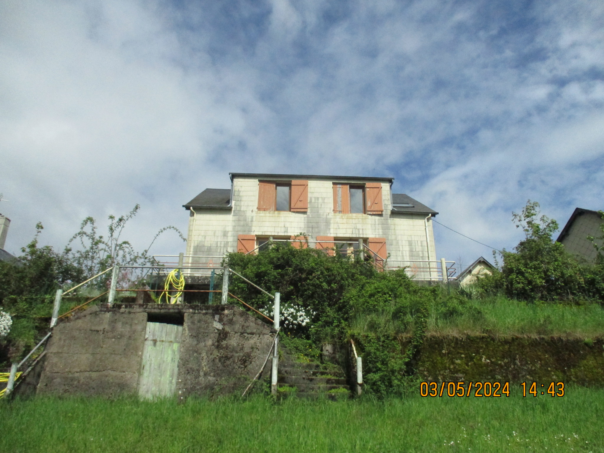Quasi centre village de Château-Chinon, grande maison de 155m² de superficie, sur un sous sol total avec une belle vue dominante,