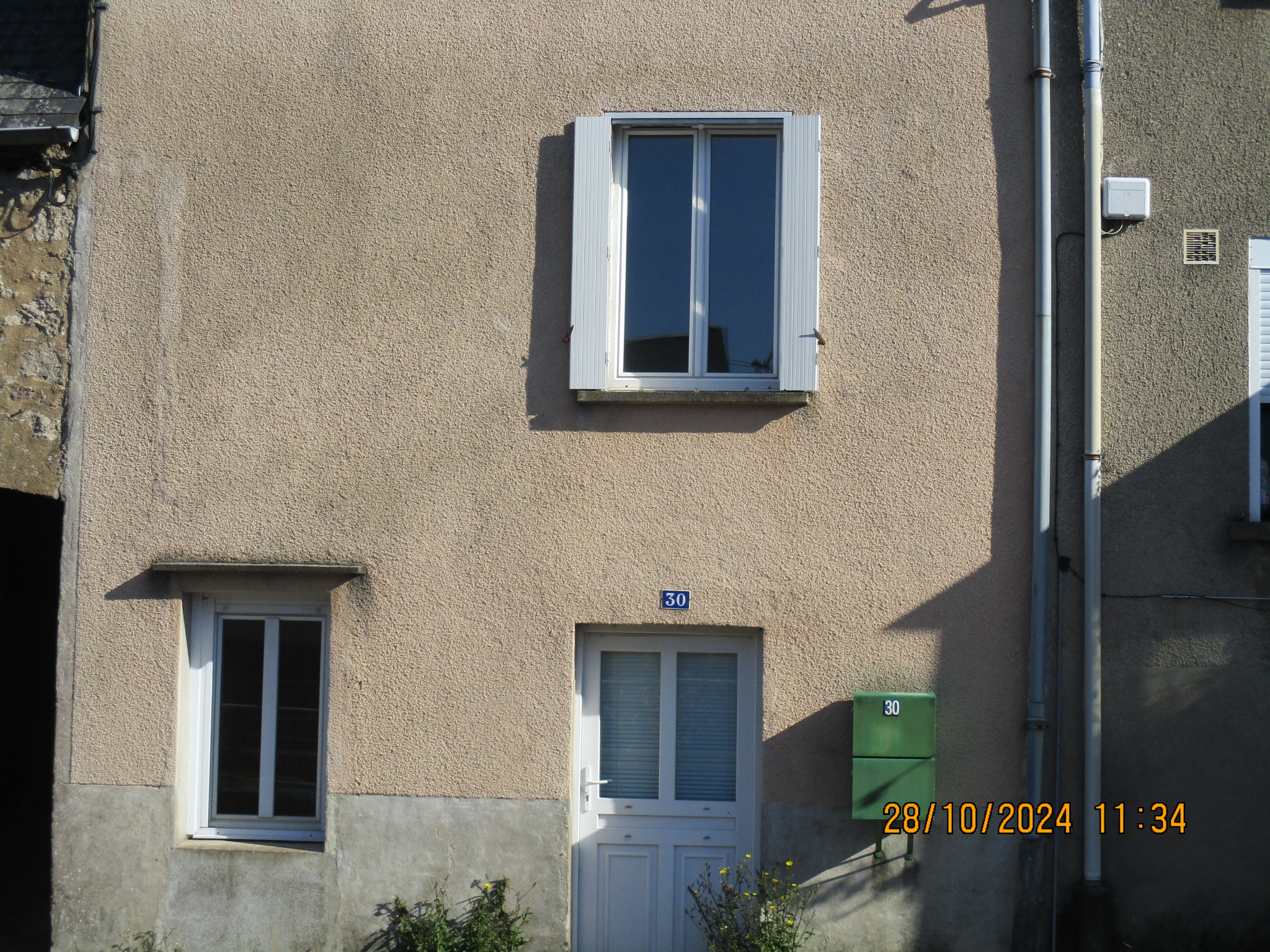 Près des commerces et des commodités, agréable maison de village, rénovée et habitable immédiatement. Idéal premier achat, personne seule ou investissement locatif.