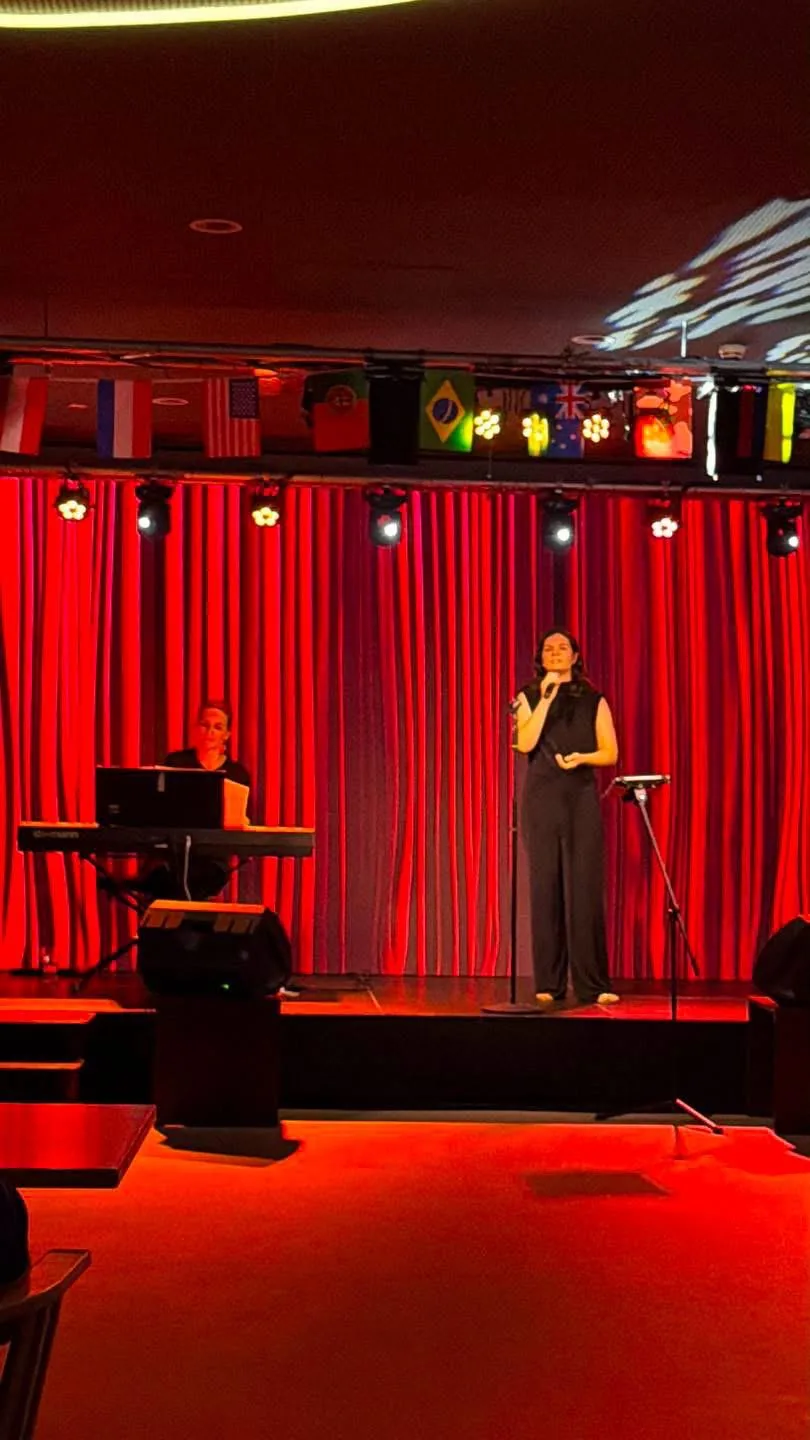 Angelina Varady singt neben Iryna Varady am Keyboard vor rotem Bühnenvorhang