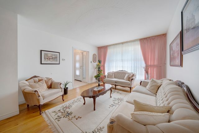 3) Living Room (3)