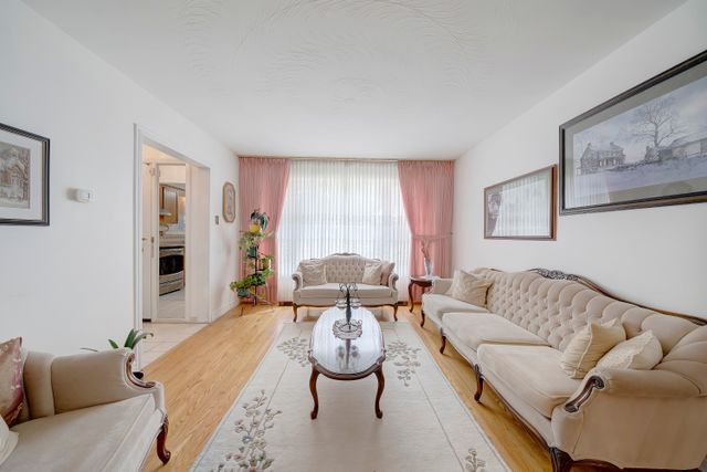 3) Living Room (4)