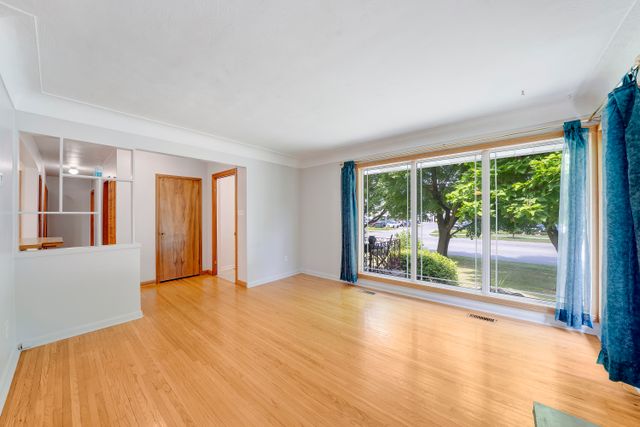 3) Living Room (3)