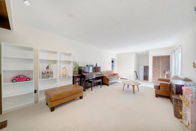 3) Living Room (3)