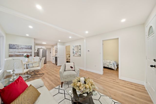 2) Living Room (2)