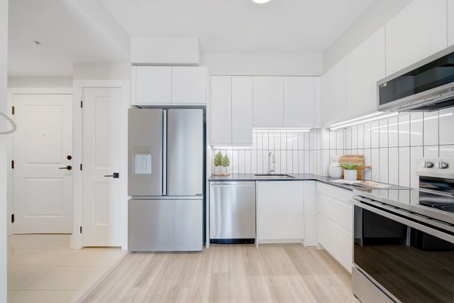 3) Kitchen (3)