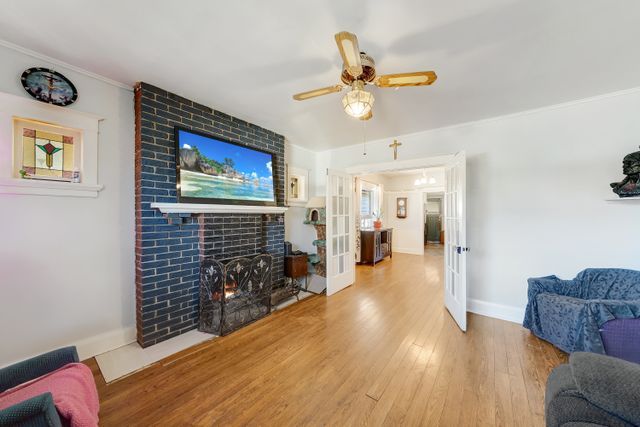 2) Living Room (2)