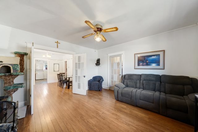 2) Living Room (3)