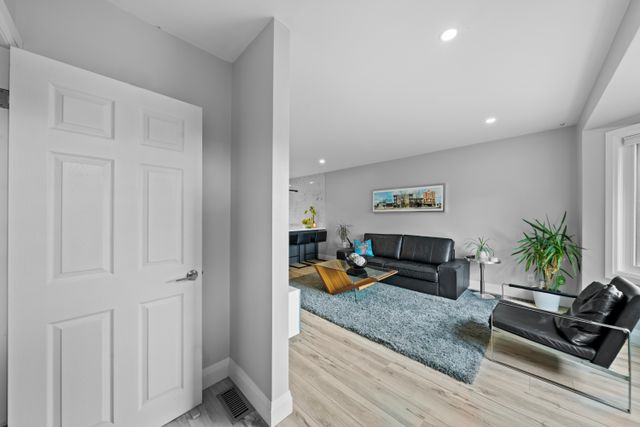 2) Enterance & Living Room (1)