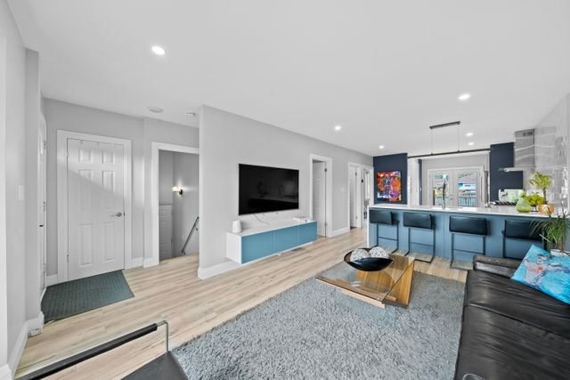 2) Enterance & Living Room (3)