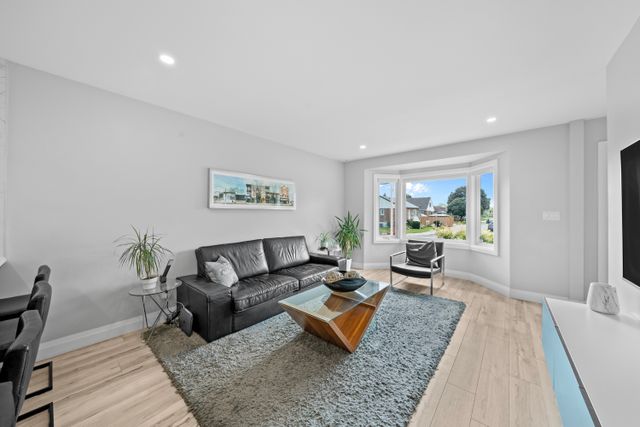 2) Enterance & Living Room (4)