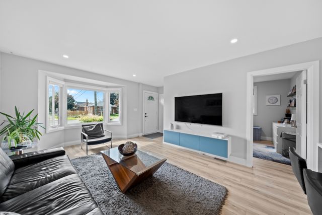 2) Enterance & Living Room (5)