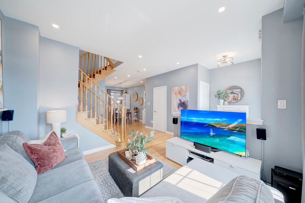 3) Living Area (3)